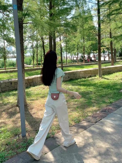 绿色短袖配什么颜色裤子