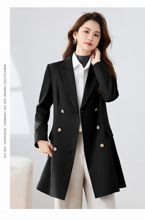 女式黑色超长款风衣怎么搭配