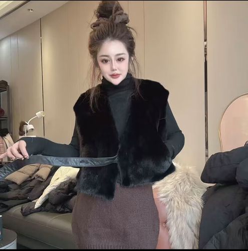 黑色貂皮马甲怎么搭配