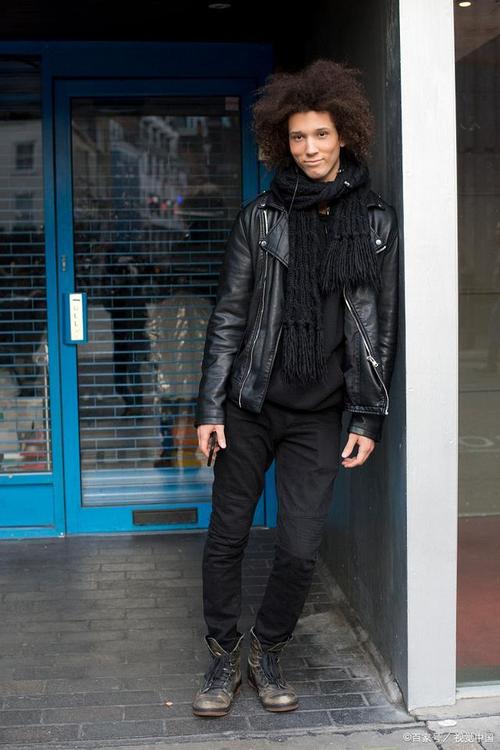 黑色马丁靴配什么裤子