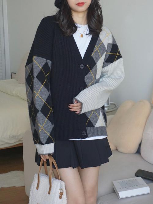 中款格子毛衣怎么搭配