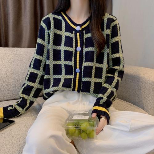 中款格子毛衣怎么搭配