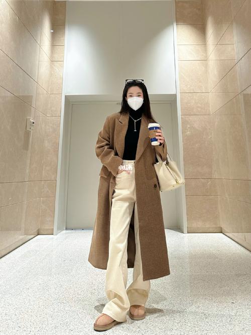 驼色外套配什么裤子