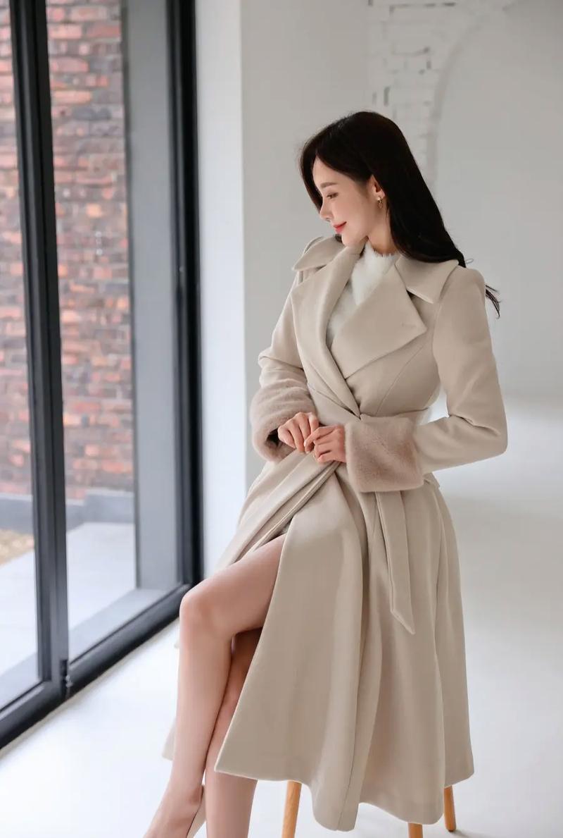 灰杏色大衣怎么搭配