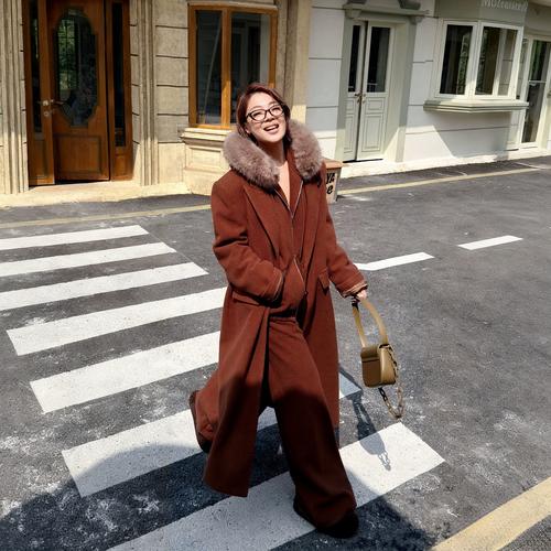 灰杏色大衣怎么搭配