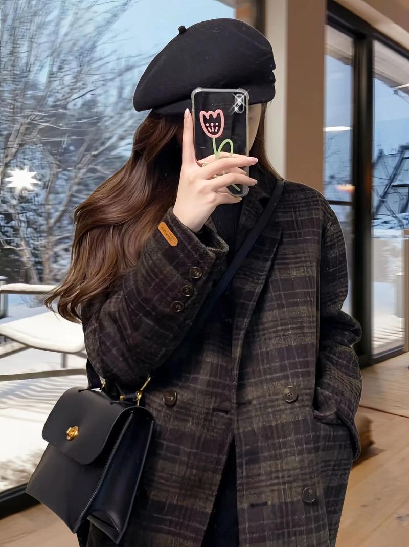 格子呢短大衣怎么搭配什么裤子好看