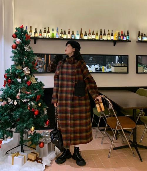 格子呢短大衣怎么搭配什么裤子