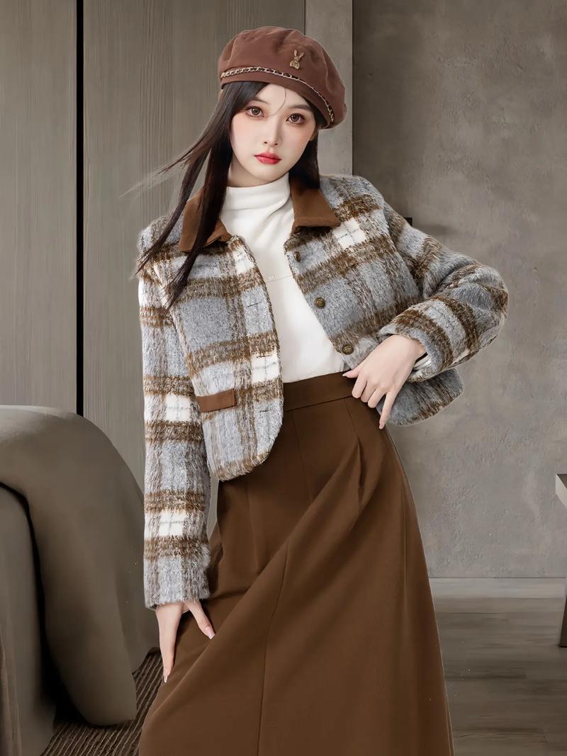 格子呢短大衣怎么搭配什么裤子