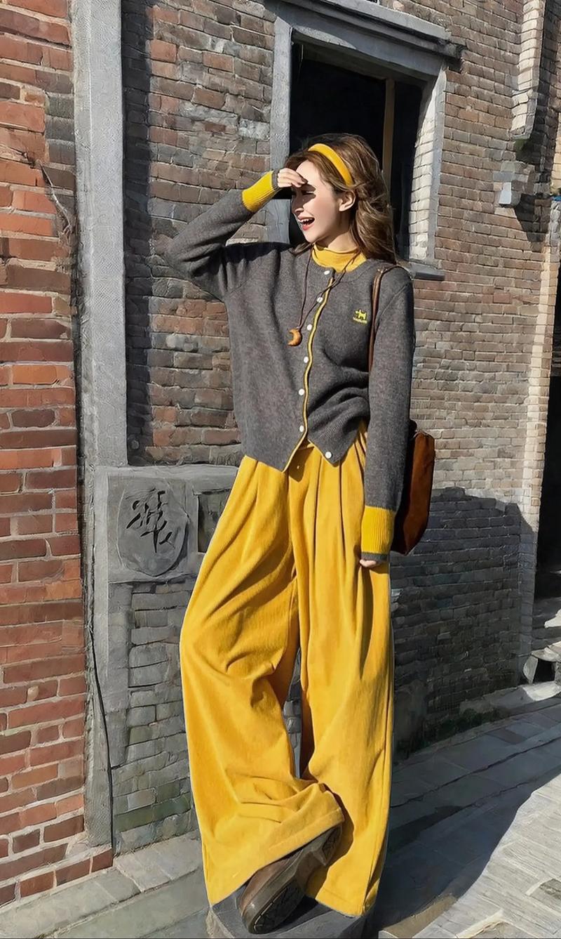 黄色裤子配什么颜色衣服