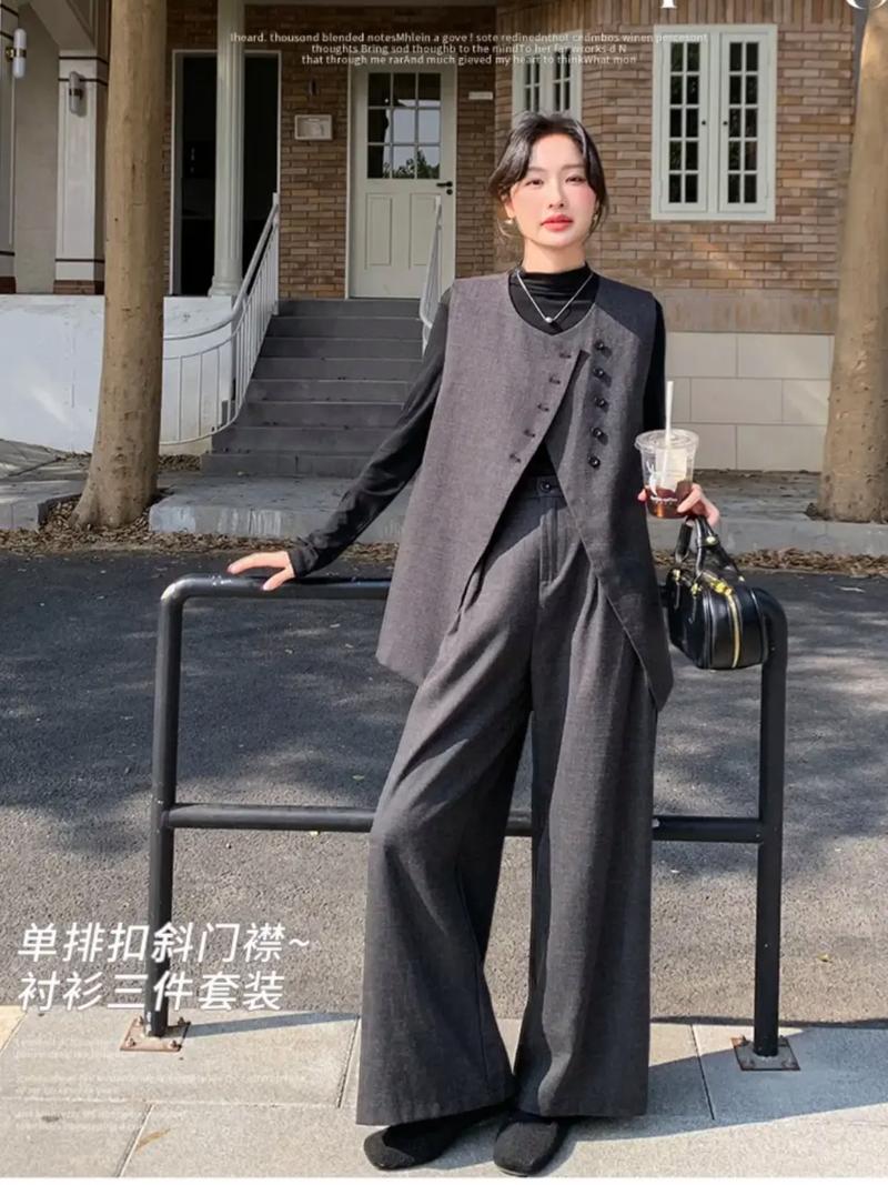 长灰马甲里面怎么搭配