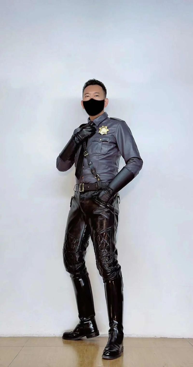 男生穿酒红色靴子怎么搭配