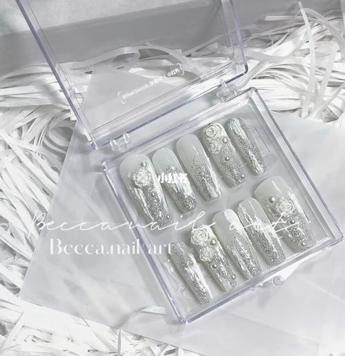 灰色加钻美甲怎么搭配