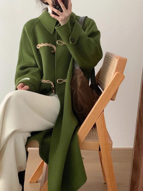绿色大衣怎么内搭配