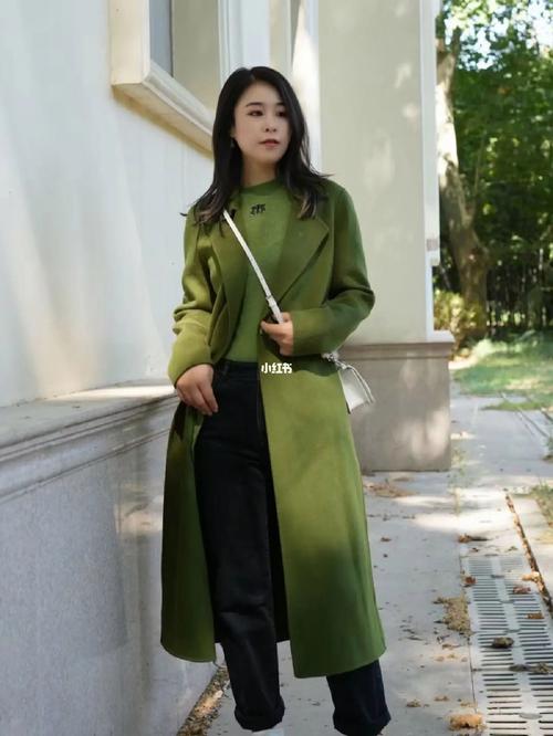 绿色大衣怎么内搭配