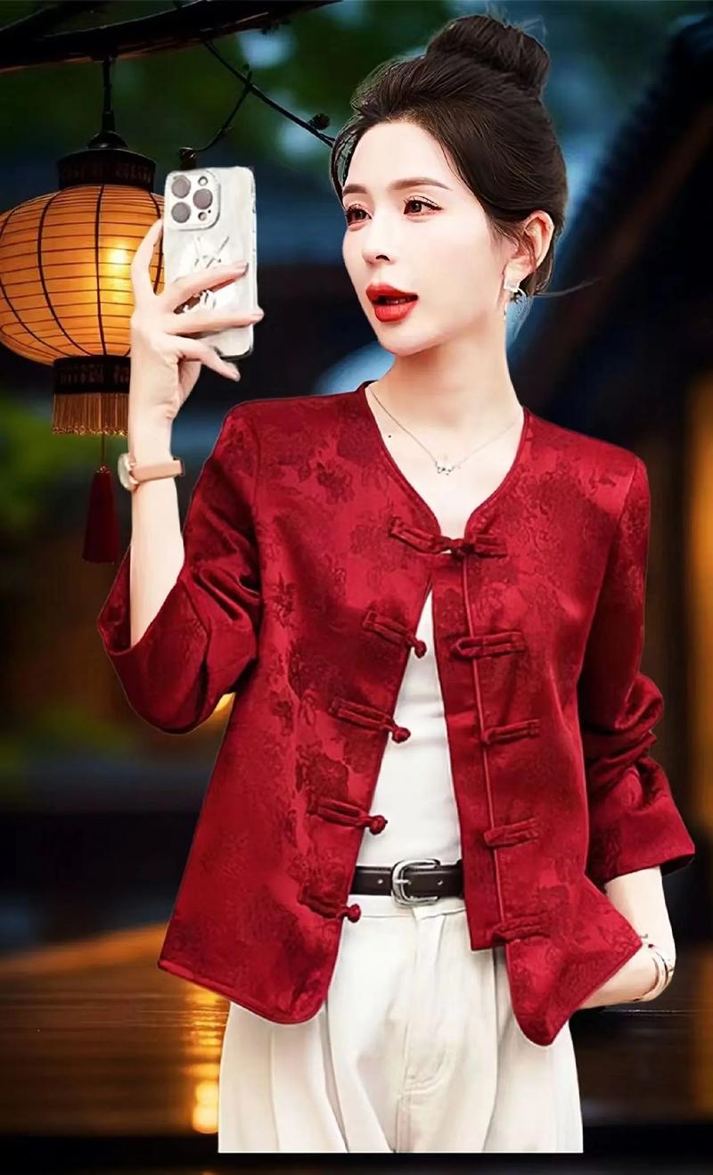 女款红色外套怎么搭配衣服图片