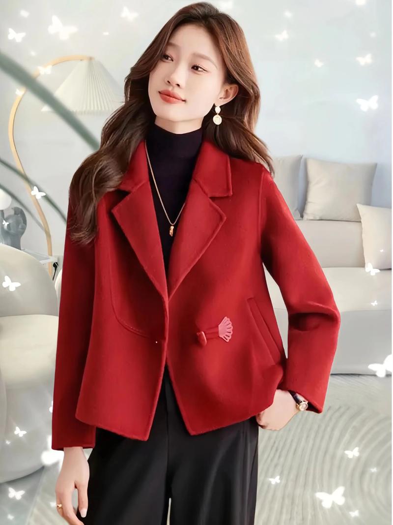 女款红色外套怎么搭配衣服好看