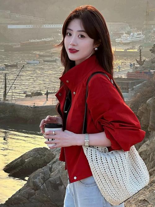 女款红色外套怎么搭配衣服好看