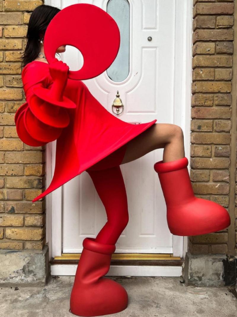 红色中靴怎么搭配衣服