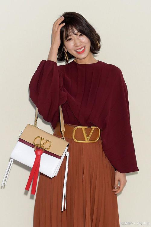 红色上衣怎么搭配裤子图片