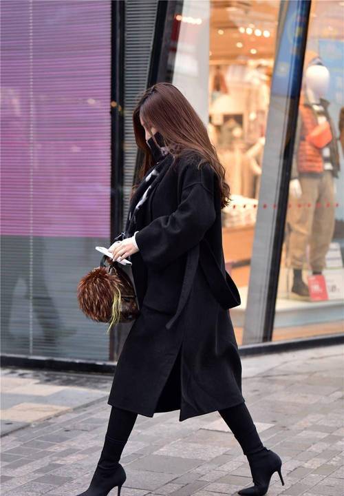 黑色的鞋子配什么裤子