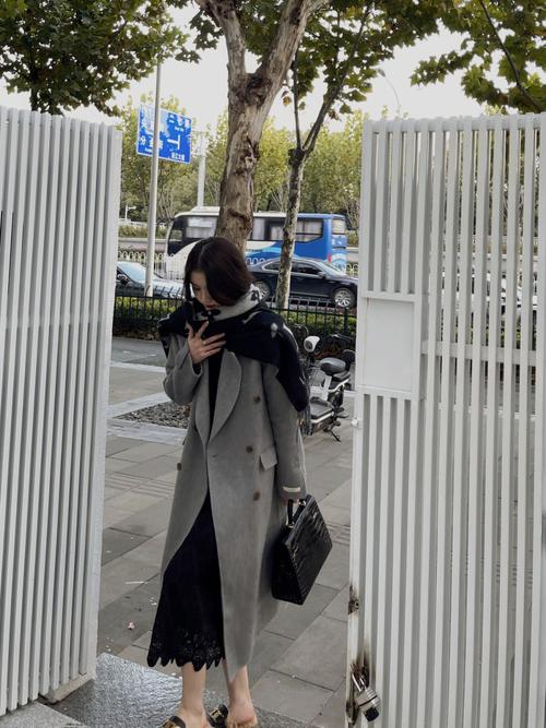 灰色呢大衣怎么搭配围巾好看吗