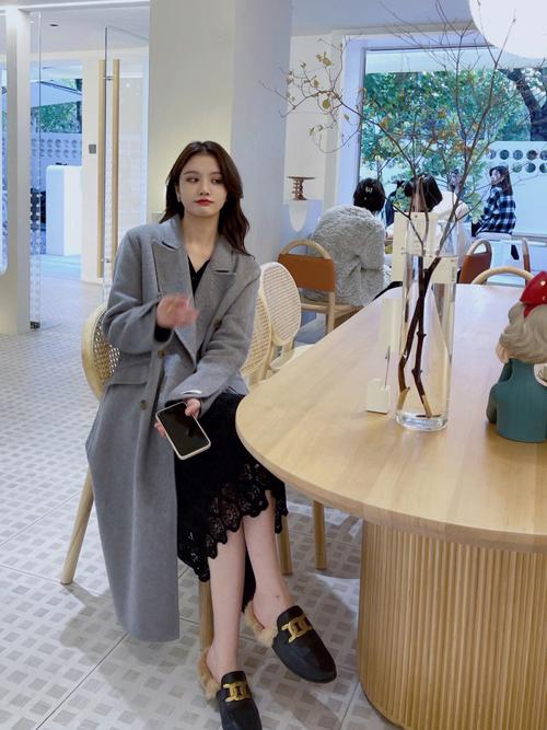 灰色呢大衣怎么搭配围巾好看吗