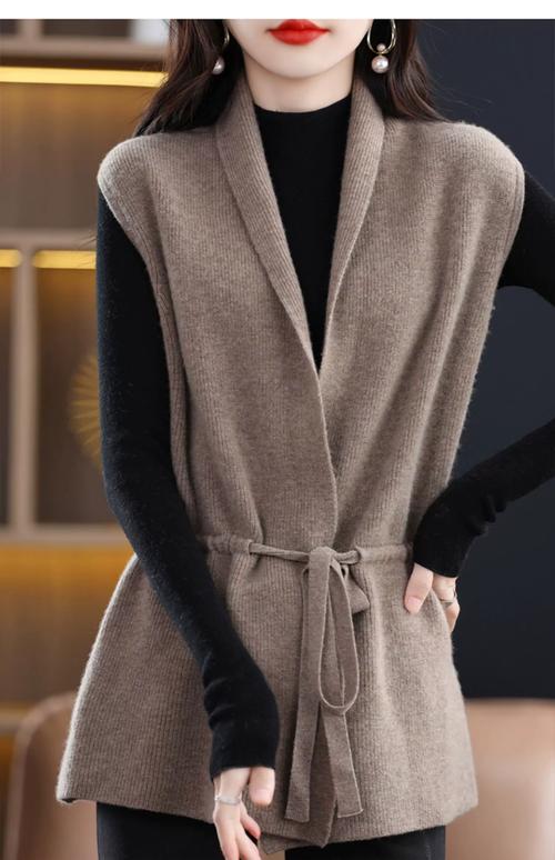 羊毛背心外套怎么搭配衣服