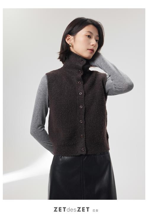 羊毛背心外套怎么搭配衣服