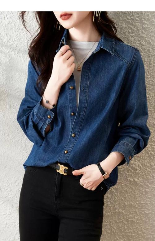 深蓝衬衫配什么裤子