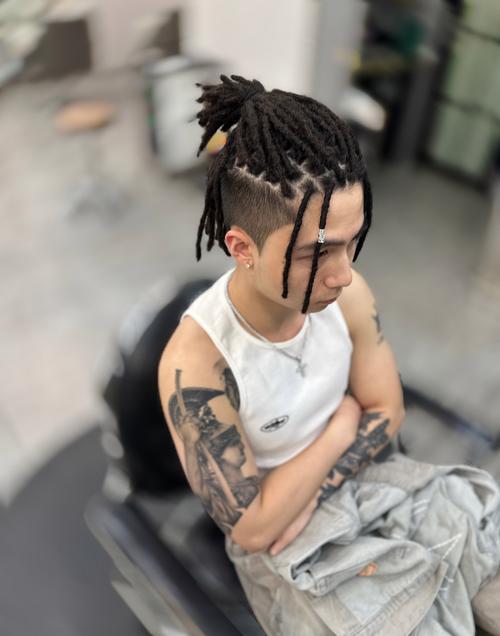 扎脏辫要怎么搭配衣服