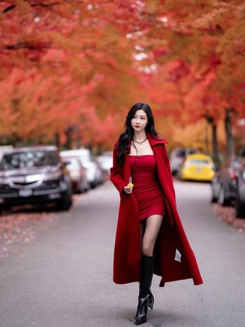 大红色休闲外套怎么搭配衣服