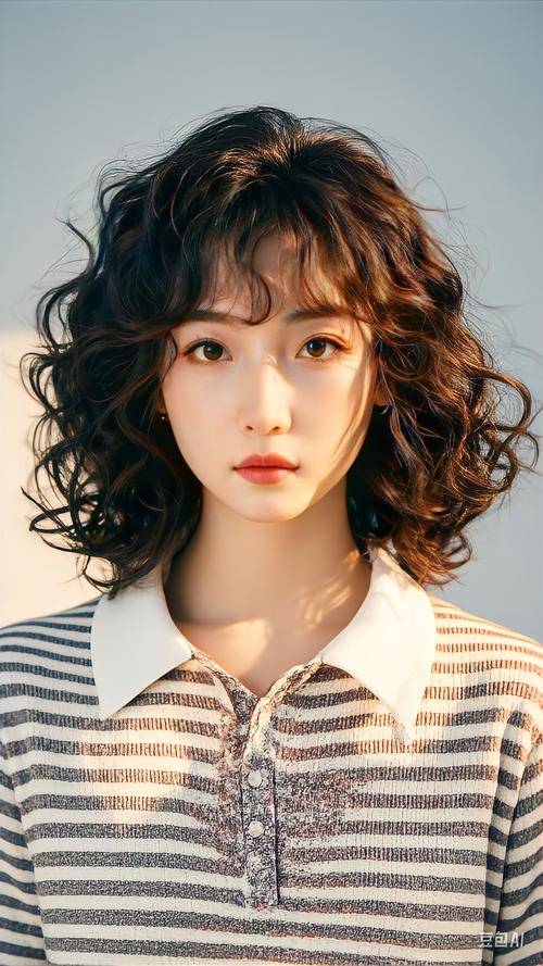 小卷发怎么搭配衣服