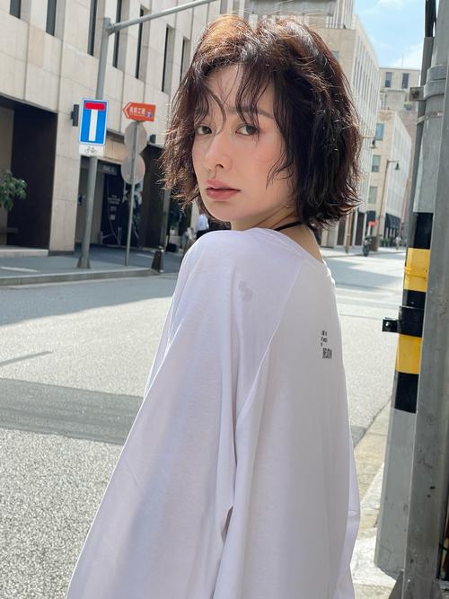 小卷发怎么搭配衣服