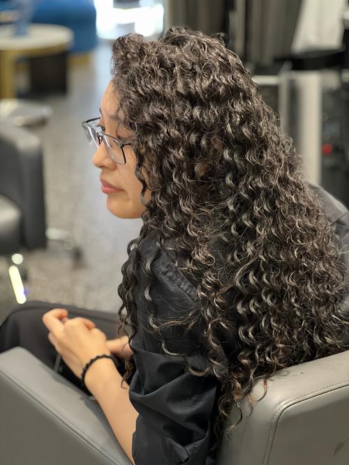 小卷发怎么搭配衣服