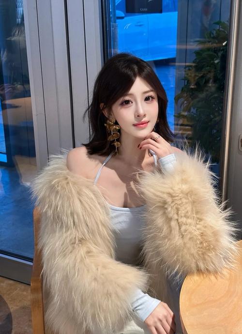 背心白色皮草怎么搭配好看吗