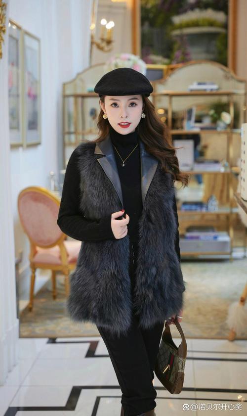 背心白色皮草怎么搭配好看吗