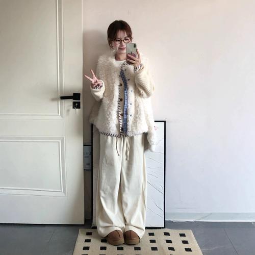 背心白色皮草怎么搭配好看吗