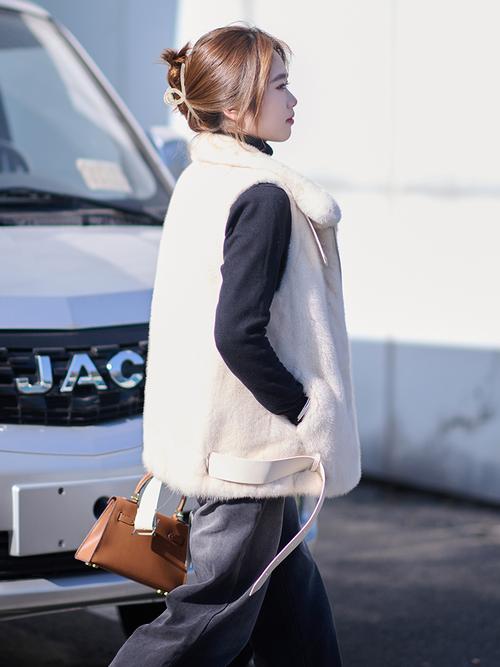 背心白色皮草怎么搭配图片