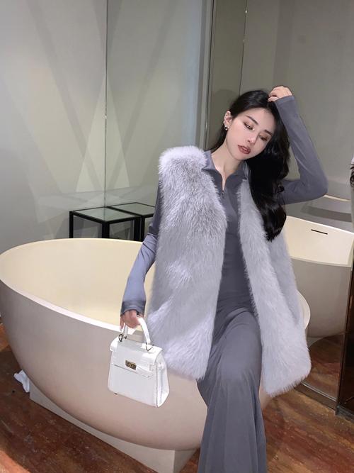 背心白色皮草怎么搭配图片