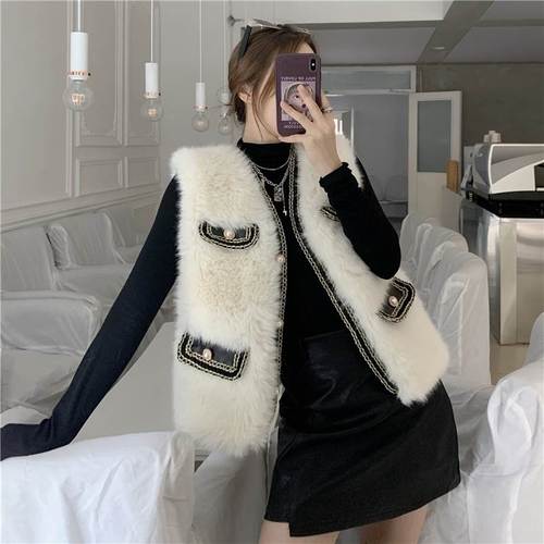 背心白色皮草怎么搭配好看