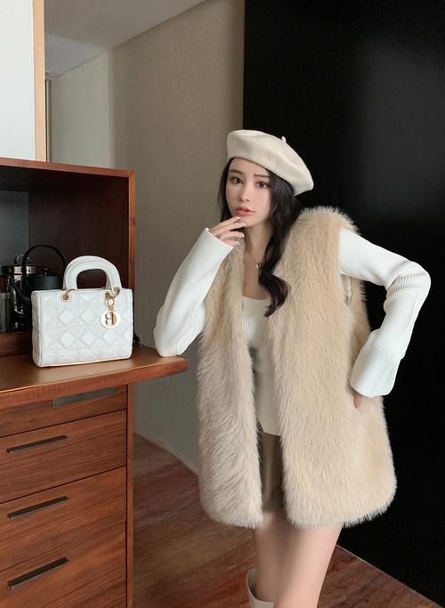 背心白色皮草怎么搭配好看