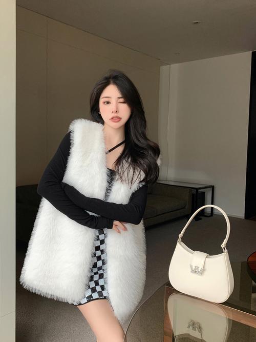 背心白色皮草怎么搭配好看