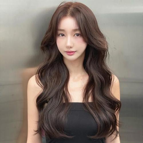 大卷发披开怎么搭配