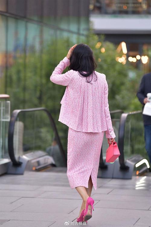 穿粉色的鞋子怎么搭配衣服