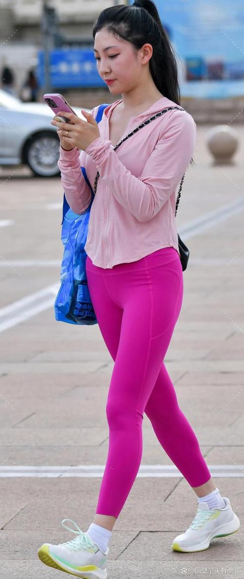 穿粉色的鞋子怎么搭配什么裤子