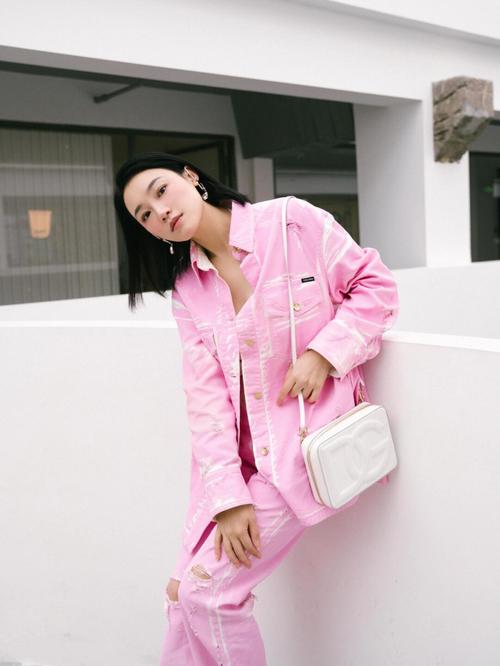 穿粉色的鞋子怎么搭配什么裤子