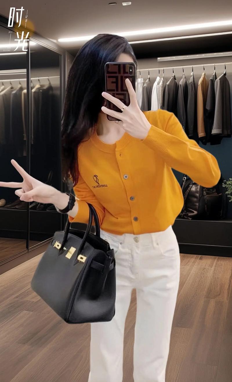 橙色衣服白色裤子怎么搭配好看图片