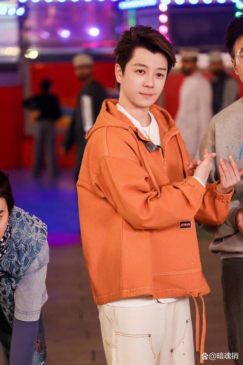 橙色衣服白色裤子怎么搭配