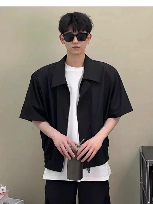 衬衣领的黑t恤怎么搭配什么外套好看吗