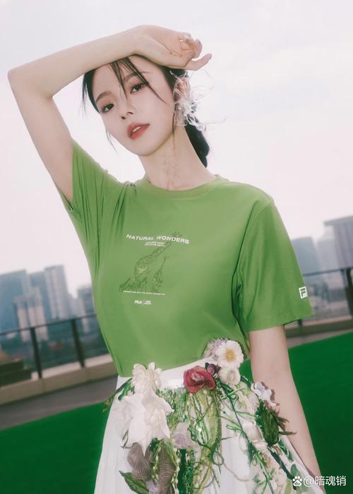 白色衣服绿色鞋子怎么搭配图片欣赏